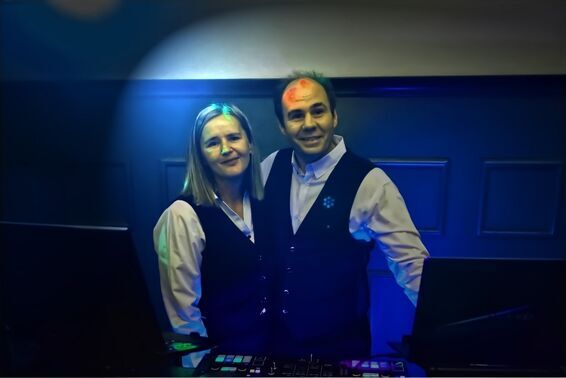 ECM DJ Service auf Hochzeit in Landshut auf der Schlossinsel Altfrauenhofen Eva und Christian vom ECM DJ Service bei einer Hochzeit in Landshut auf der Schlossinsel in Altfrauenhofen